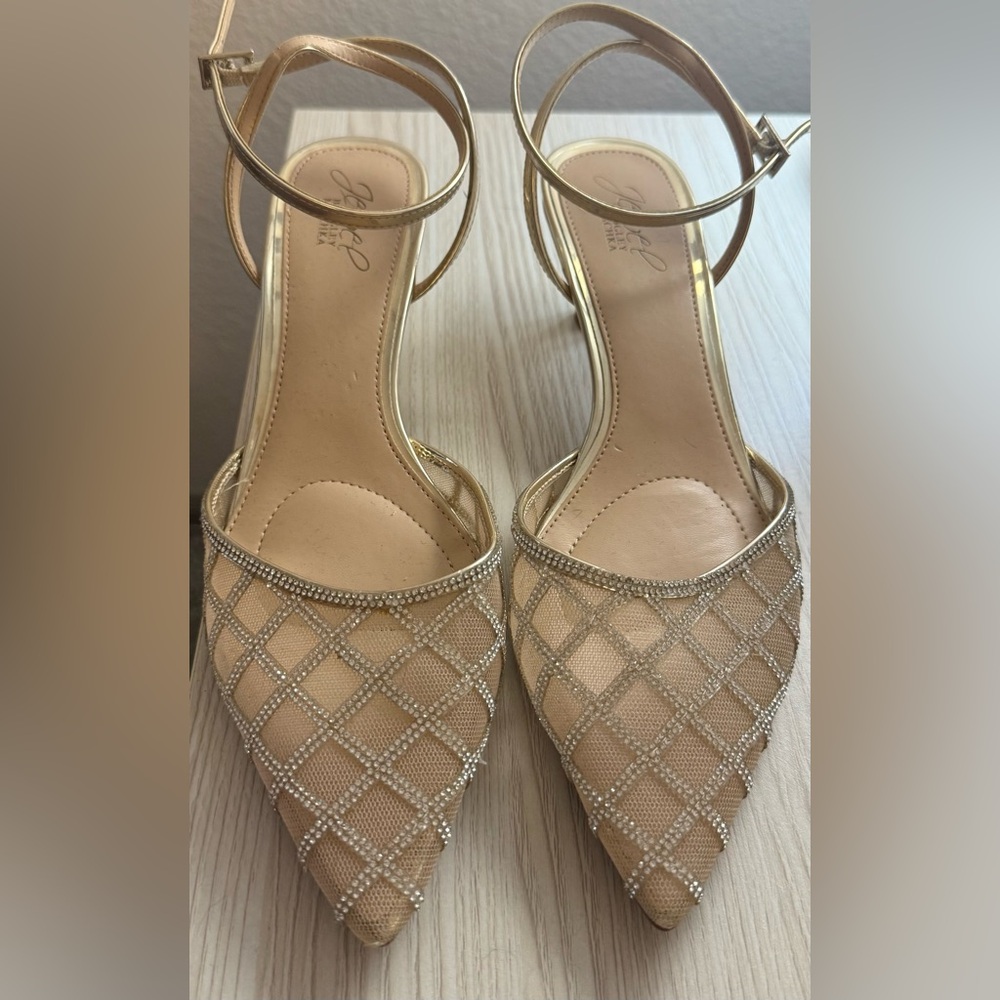 Jewel Badgley Mischka: Women's Yesenia Mesh Panel Kitten Heel Pump